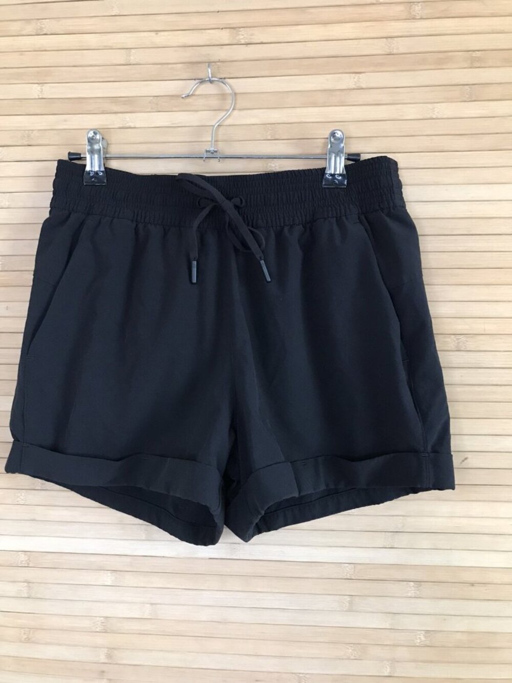 Lululemon Women Lux Black Spring Break Away Cuff Short 3" 6